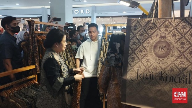 Puan bersama Gibran berjalan-jalan di mal di Kota Solo sebelum santap malam di sebuat rumah makan. 