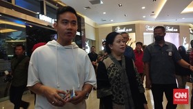Gibran Bagikan Motor Listrik ke 54 Lurah: Murah dan Ramah Lingkungan