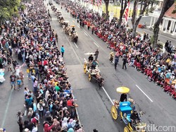 Ribuan Warga Nikmati Surabaya Vaganza, Ada yang Nunggu dari Siang