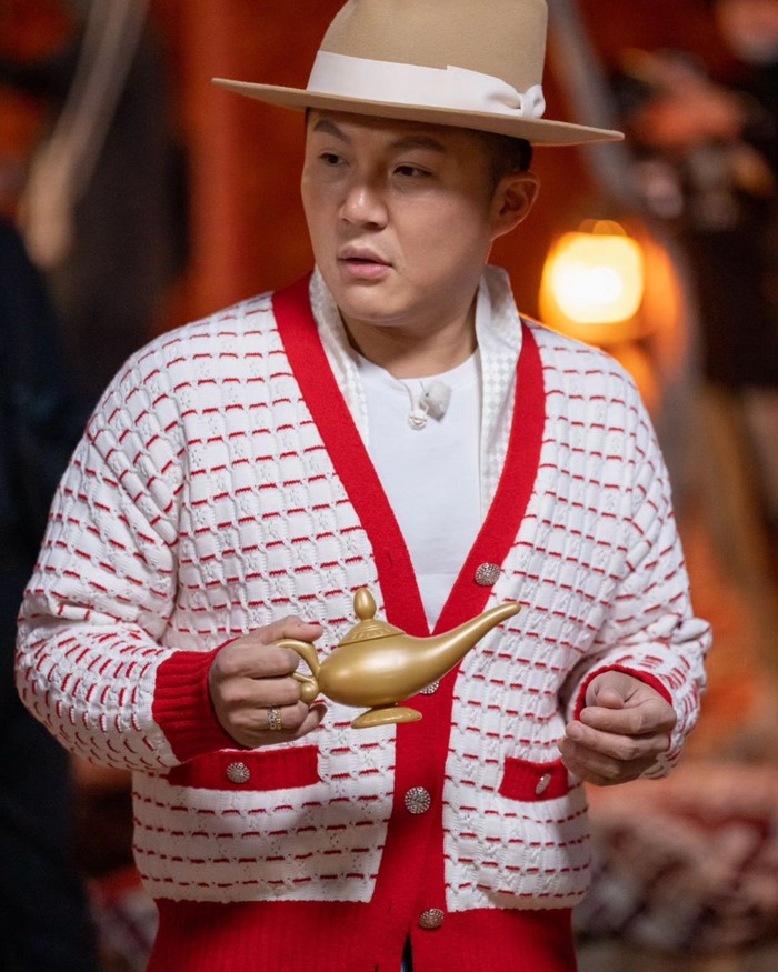 Tidak hanya menghadirkan keseruan biasa, variety show terbaru TVING ini juga menambahkan suasana magis seperti adanya properti lampu ajaib khas cerita Aladdin yang digenggam oleh Jo Se Ho di malam hari./ Foto: soompi.com