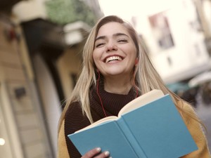 7 Rekomendasi Buku dari Psikolog agar Kehidupanmu Lebih Bahagia dan Memuaskan