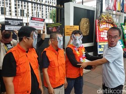 ICW dkk Aksi Teatrikal di KPU, Soroti Aturan Eks Koruptor Nyaleg