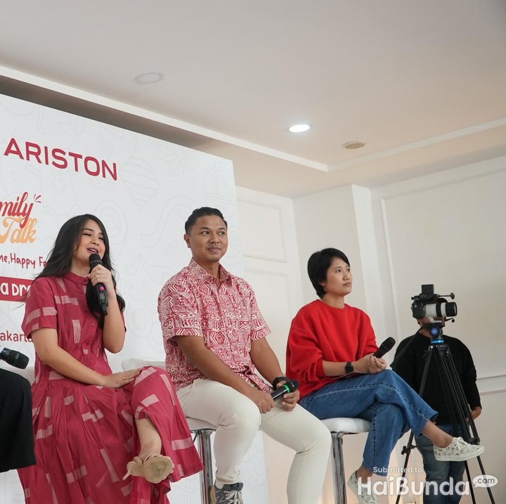 <p>Acara yang bekerja sama dengan Ariston spesialis global dalam pemanas air ini menghadirkan sejumlah narasumber inspiratif, mulai dari Putri Titian yang merupakan Bundafluencer, dokter spesialis anak dr. K.S. Denta M.Sc, Sp.A, serta Nadya Swadani sebagai Product Marketing Manager Ariston. (Foto: Tim HaiBunda) </p>