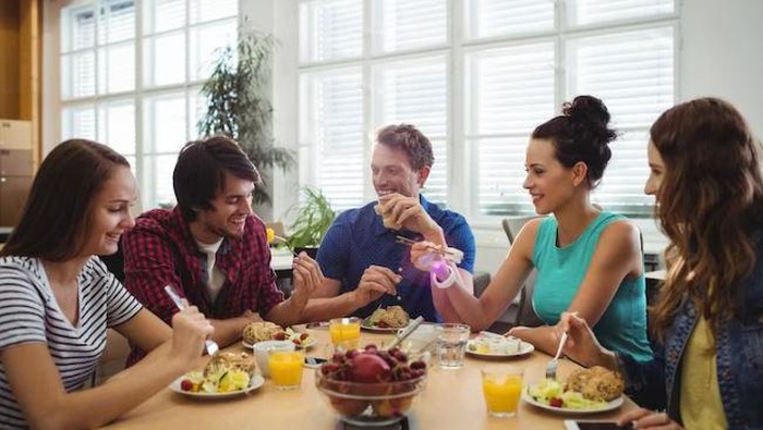 Asah Kecerdasan Interpersonal sambil reuni di waktu liburan. Foto freepik.com: peoplecreations