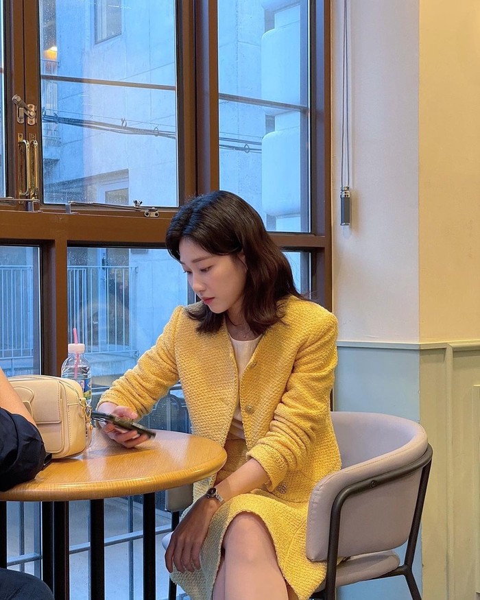 Beauties suka outfit dengan warna cerah? Kamu juga bisa memakai two pieces set blazer warna kuning seperti yang Cho Soo Young di drama Extraordinary Attorney Woo. Manis namun tetap formal dan profesional!/ Foto: instagram.com/hayoonkie