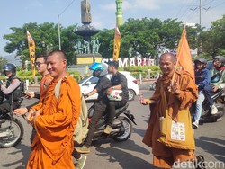 Antusiasme Warga Semarang Sambut 32 Biksu Thudong di Tengah Terik Matahari