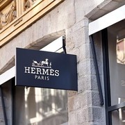 Kawanan Pencuri Tabrakkan Mobil ke Butik Hermes di Prancis! Bawa Kabur Tas hingga Perhiasan