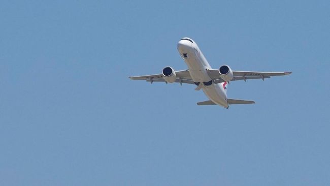 Pesawat buatan China, C919, menyelesaikan penerbangan komersial pertamanya dari Shanghai ke Beijing pada Minggu (28/5).