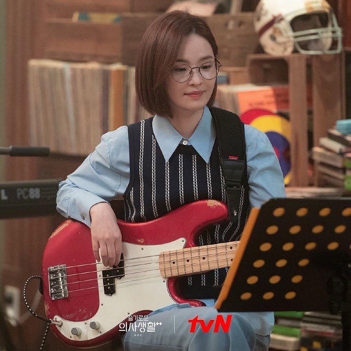 Cukup dengan kemeja dan sweater vest, kamu bisa tampil rapi, sopan, dan elegan ala Chae Song Hwa di drama Hospital Playlist./ Foto: instagram.com/welovejeonmido