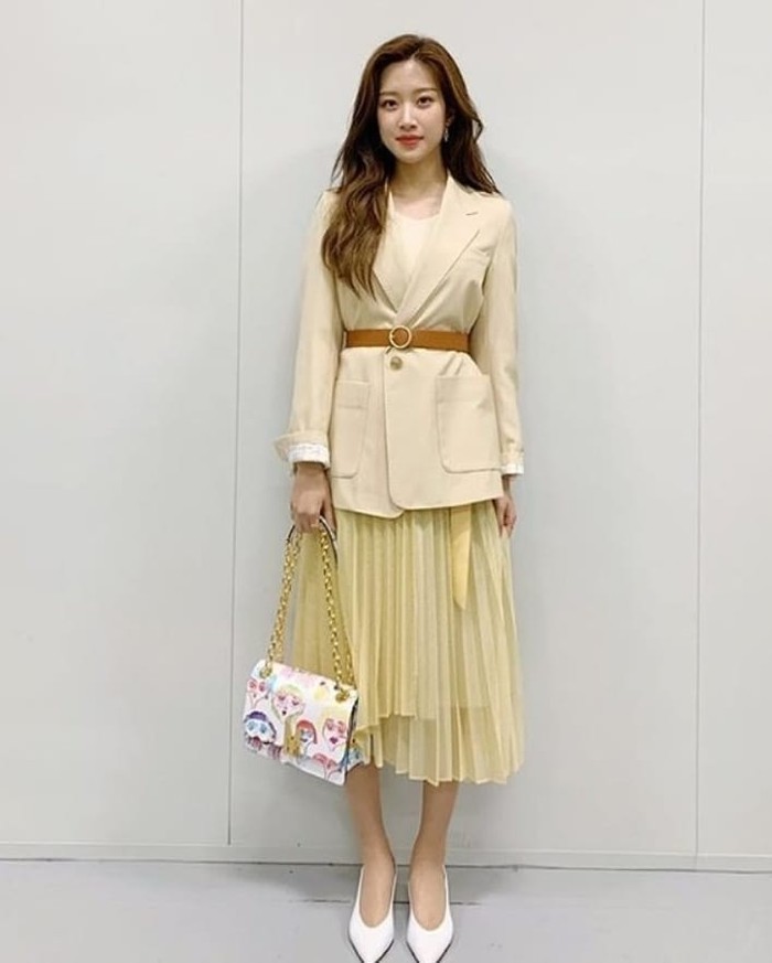Cukup dengan rok midi, inner polos, blazer, lalu dipercantik dengan ikan pinggang, kamu bisa tampil chic dan elegan ala Yeo Ha Jin di drama Find Me in Your Memory./ Foto: instagram.com/moongayoungnews