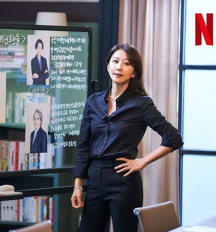 Dengan sepasang kemeja dan celana bahan saja, Kim Hee Ae sukses tampil elegan dan smart di drama Queenmaker. Jangan lupa kalung simple namun cantik untuk menyempurnakan look kamu, ya!/ Foto: instagram.com/galleryofkimheeae
