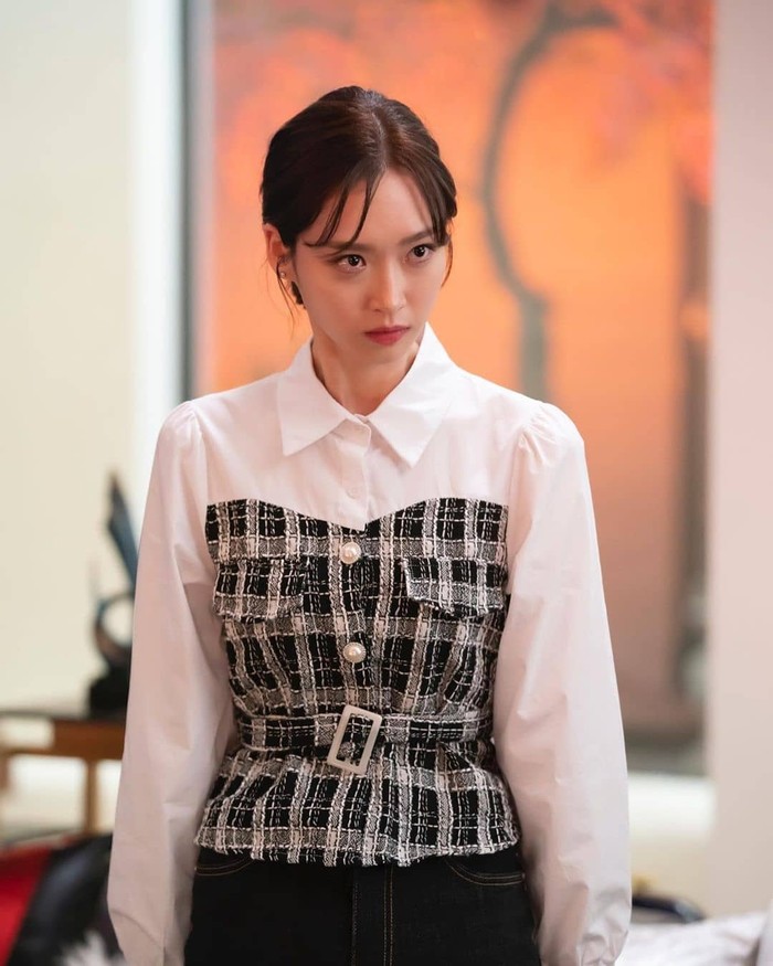 Di balik karakter Joo Seok Kyung yang menyebalkan di drama The Penthouse, setuju kan kalau perempuan cantik ini selalu sukses tampil classy dan elegan? Gaya busananya tentu bisa kamu tiru nih, Beauties./ Foto: instagram.com/seokkyungie