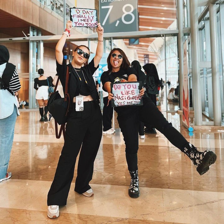 <p>Duo <em>bestie</em> Jennifer Arnelita dan Chua 'Kotak' juga tak mau ketinggalan. Mereka tampil kompak mengenakan busana kasual serba hitam saat menyaksikan konser. (Foto: Instagram @jenniferarnelita)</p>