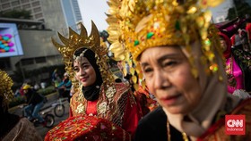 Ragam Pakaian Adat Warnai Upacara Hari Lahir Pancasila di Monas