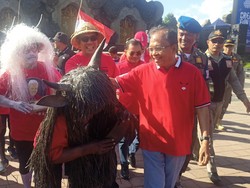 Di Tengah 50 Ribu Orang, Koster Sebut Tabanan Merah Total