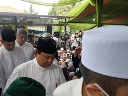Prabowo Hadiri Haul Ke-10 Habib Munzir di Rawajati Jaksel