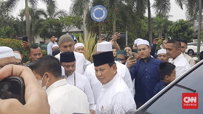 Bakal calon presiden Prabowo Subianto menghadiri rangkaian Haul Akbar ke-10 Sulthounul Qulub Alhabib Munzir Almusawa di Pancoran, Jakarta Selatan. 