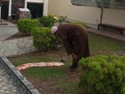 Viral Pria di Medan Salat di Halaman Gereja, Ternyata Gangguan Jiwa