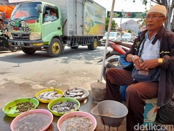 Menabung Puluhan Tahun, Lansia Pedagang Ikan di Pasar Brebes Naik Haji Plus
