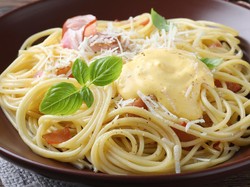 Resep Spaghetti Saus Keju dan Daging Asap ala Restoran yang Mulur Creamy