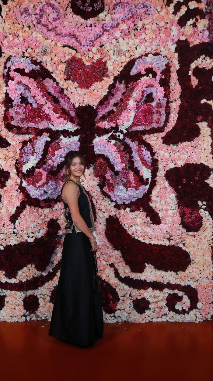 Petenis Emma Raducanu yang juga brand ambassador Dior, membuktikan bahwa kombinasi atasan bordir dan rok panjang bisa jadi alternatif pengganti dress saat ke acara formal. Foto: Courtesy of Dior