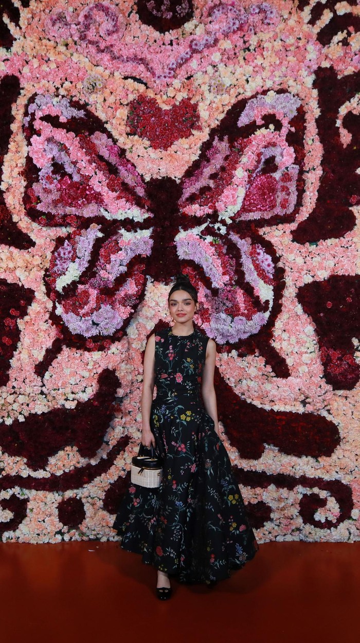 Gaun bermotif bunga yang mengembang nan elegan jadi pilihan Rachel Zegler. Statement ia juga hadirkan lewat tas model vanity case. Foto: Courtesy of Dior