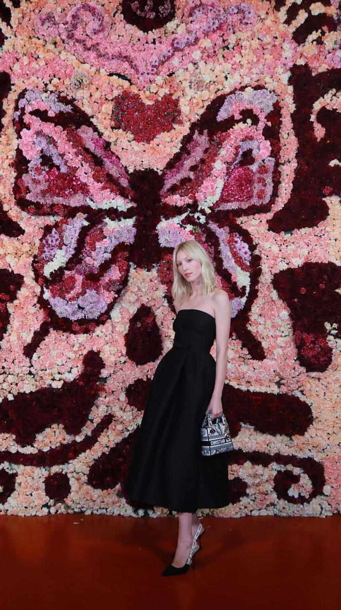 Gaun klasik hitam jadi pilihan busana yang tepat jika kamu ingin memfokuskan tampilan pada aksesori. Seperti model Ella Richards dengan gaun dan tas Lady Dior nyan berikut. Foto: Courtesy of Dior