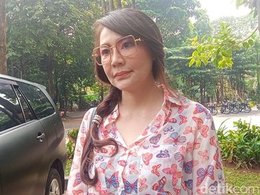 img-title Tessa Kaunang Mengaku Turut Bahagia Mantan Kekasih Lamar Dewi Perssik