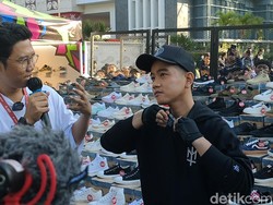 Seru Banget! Gibran Bagi-bagi Sepatu Gratis di CFD Solo