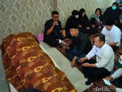 Memori Eri Saat Whisnu Sakti Buana Lesehan di Teras Rumahnya Sambil Merokok