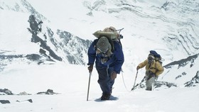 FOTO: Momen Edmund Hillary dan Tenzing Norgay Mencumbu Puncak Everest