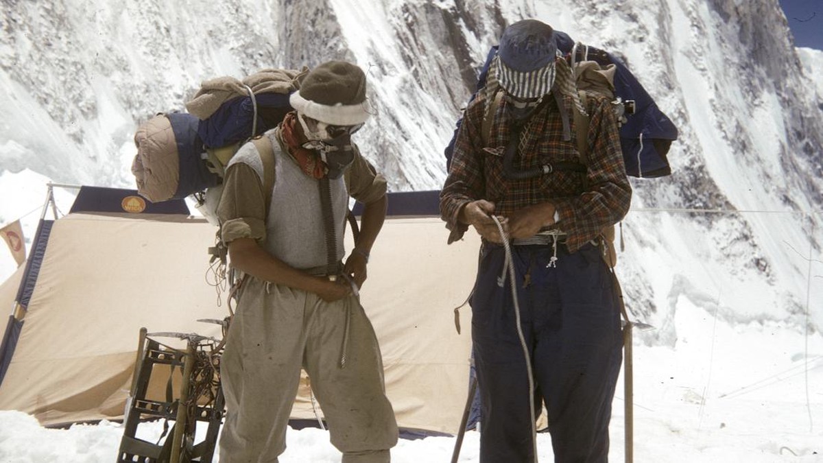 FOTO: Momen Edmund Hillary dan Tenzing Norgay Mencumbu Puncak Everest