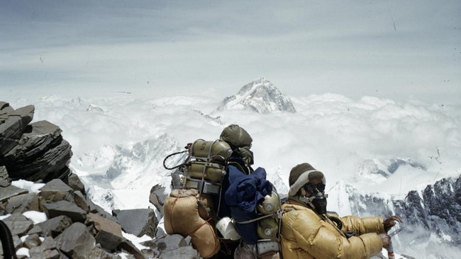 FOTO: Momen Edmund Hillary dan Tenzing Norgay Mencumbu Puncak Everest