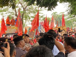 Luhut Absen di Sidang, Pendukung Haris Azhar-Fatia Demo di PN Jaktim