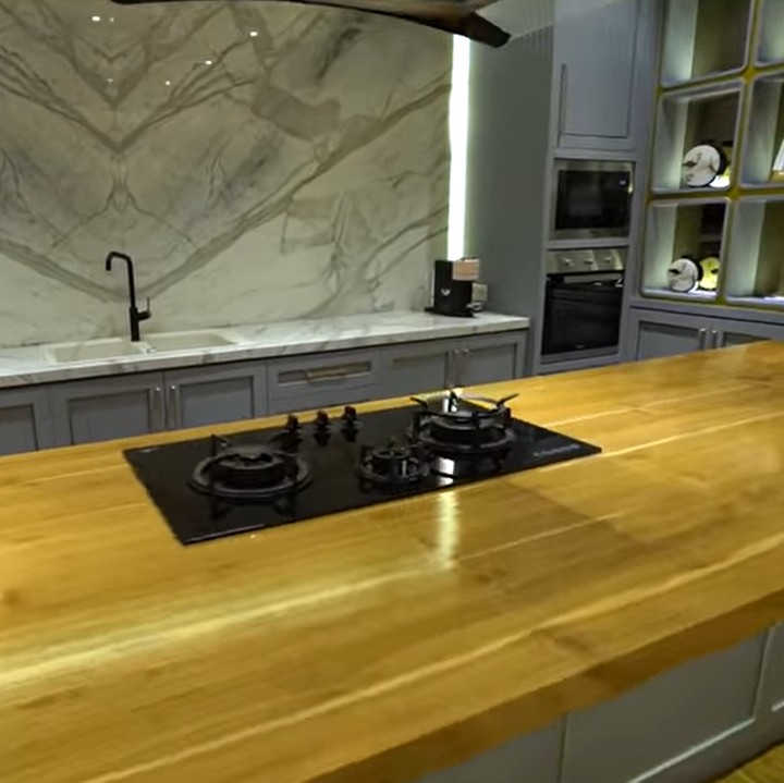 <p>Setelah direnovasi, dapur rumah Zaskia dan Irwansyah kini menggunakan kompor jenis induksi. "Kalau di bawah pakai yang ini karena kayaknya lebih tahan lama ya," ucapnya. (Foto: YouTube The Sungkars)</p>