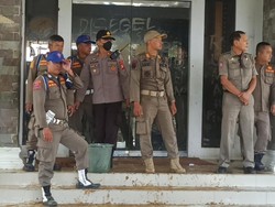 Geram Warga Lemparkan Lumpur Kantor Bupati Tator gegara Jalan Rusak 17 Tahun