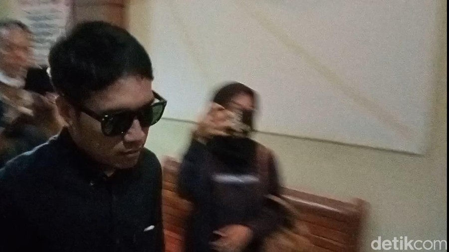 Desta hadiri sidang cerai perdana.