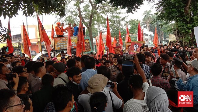 Massa buruh pendukung duo aktivis Haris Azhar dan Fatia diblokade polisi untuk masuk area PN Jaktim saat lanjutan kasus pencemaran nama baik Luhut Binsar.