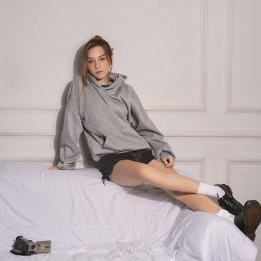 Emma Elliott Rilis 'Movie', Ceritakan Kehidupan Tak Seindah Layar Kaca