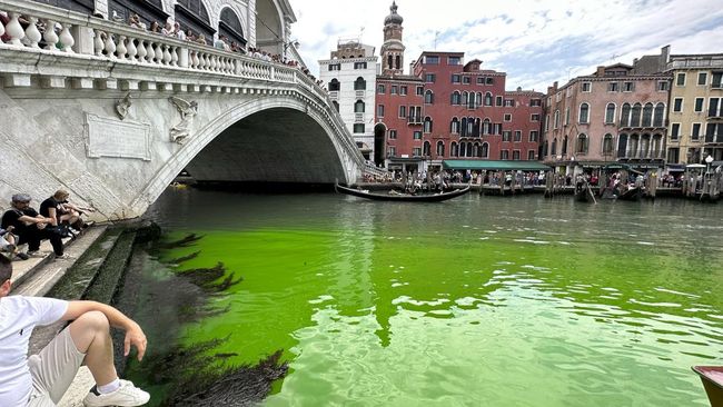 Usut punya usut, ternyata air di kanal Venezia berubah menjadi hijau karena fluorescein, zat tidak beracun untuk menguji jaringan air limbah.