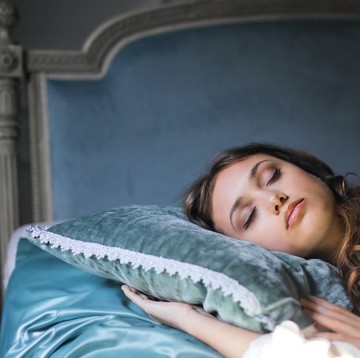 img-title Kebiasaan Pakai Skincare Malam Hari Ternyata Bisa Bikin Tidur Nyenyak. Apa lagi?