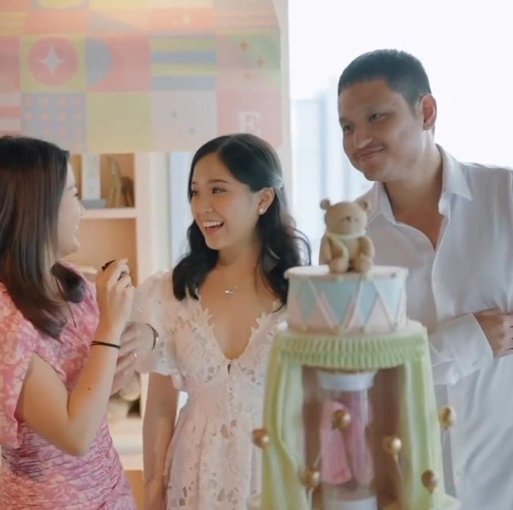 <p>Jessica dan suaminya, Jonathan Natakusuma, mengadakan pesta gender reveal di Park Hyatt Jakarta. Pesta ini bernuansa warna pastel merah muda dan biru muda. (Foto: Instagram @jessicatanoe)</p>