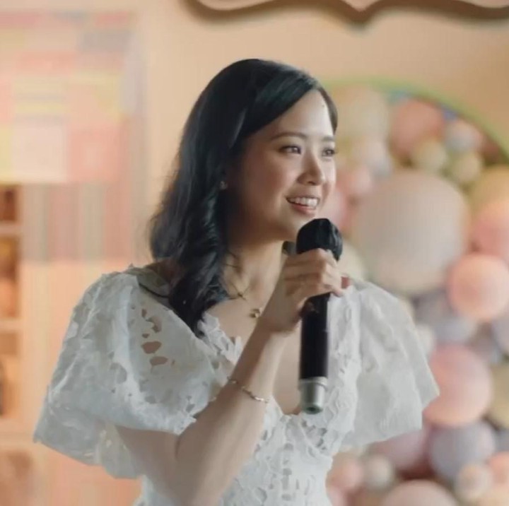 <p>Jessica dan suami kompak mengenakan baju berwarna putih. Jessica tampil anggun mengenakan gaun putih yang memperlihatkan baby bump kehamilannya. (Foto: Instagram @jessicatanoe)</p>