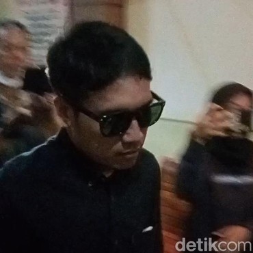 Sidang Cerai Perdana, Desta & Natasha Rizki Hadir di PA Jaksel