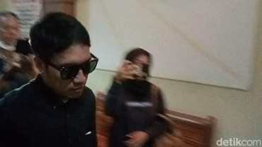 img-title Sidang Cerai Perdana, Desta & Natasha Rizki Hadir di PA Jaksel