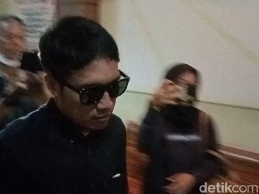 img-title Tertunduk Lesu, 7 Potret Desta & Natasha Rizki Hadiri Sidang Cerai Perdana