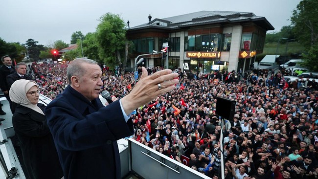 Presiden petahana Recep Tayyip Erdogan meledek rivalnya, Kemal Kilicdaroglu, usai menang pemilihan presiden (pilpres) Turki pada putaran kedua, Minggu (28/5).