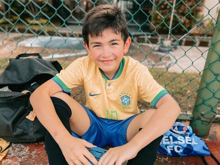 7 Potret Putra Sulung Carissa Puteri yang Terkenal Ganteng dan Hobi Main Bola