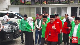 Dipimpin Hasto, Rombongan PDIP Tiba di Kantor Pusat PPP