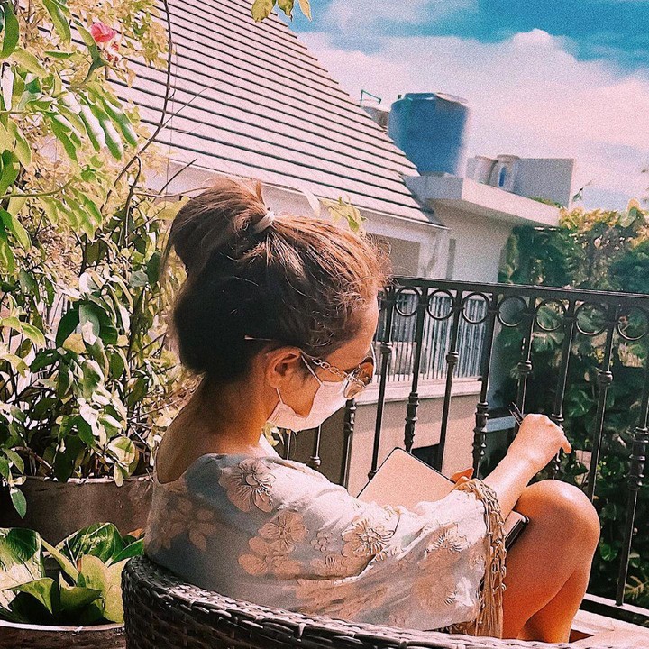 <p>Rumah Bunga Citra Lestari juga memiliki balkon yang terdapat di lantai dua. Di tempat ini, BCL kerap menghabiskan waktu untuk berjemur sewaktu terpapar COVID-19. (Foto: Instagram @bclsinclair)</p>